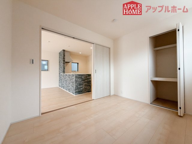 【新築住宅】熊谷市万平町 第3 全4棟の洋室|クローゼット付きの洋室は、収納スペースが豊富で部屋全体がすっきりと片付きやすいのが特徴です。衣類や荷物を整理しやすく、生活感を抑えた洗練された空間を保てます。
