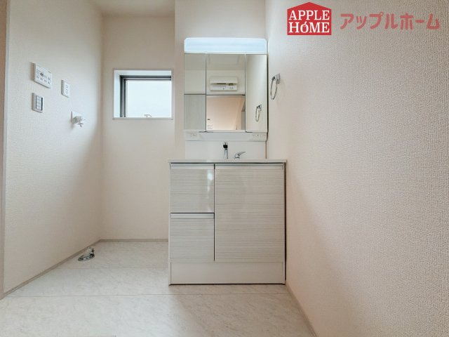 【新築住宅】熊谷市万平町 第3 全4棟の独立洗面台|三面鏡付きの洗面化粧台ですので、たっぷりと収納いただけます。白を基調とした清潔感のある快適空間です。毎日の身支度も気持ち良くお使い頂けます！！