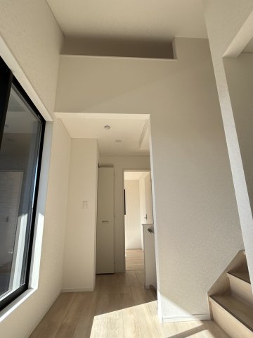 今治市北鳥生　2号棟の玄関|清潔感のある入り口が、訪れる人を温かく迎え入れてくれそう。