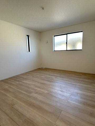 今治市北鳥生　2号棟の洋室|2面採光で明るい風が通り抜ける心地よい居室。十分な広さと収納を完備し、主寝室としてもゆったり使える設計。