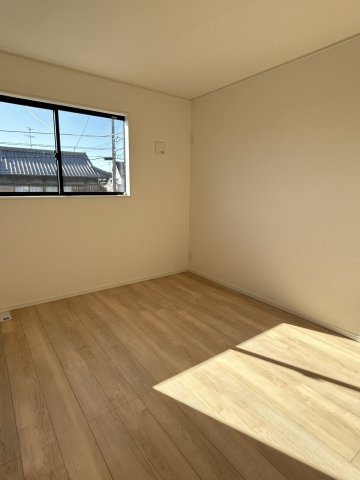 今治市北鳥生　2号棟の洋室|お子様の成長に合わせて自由に使える明るい洋室。