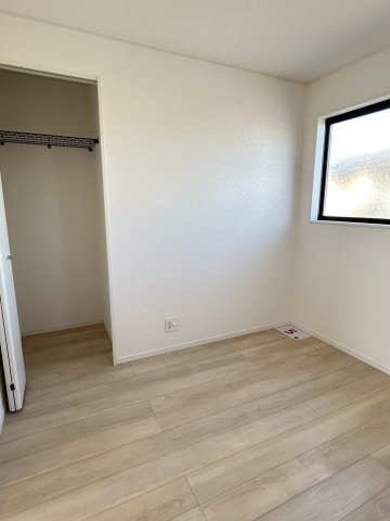 今治市北鳥生　2号棟の洋室|クローゼット付きでお部屋をすっきり保てるので、勉強や遊びに集中できそう。