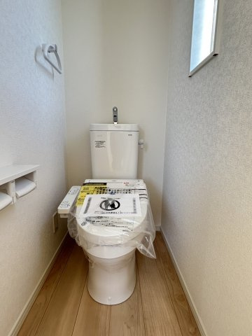 今治市北鳥生　2号棟のトイレ|節水型で家計にも優しく、お掃除もサッと済ませられるので、忙しい毎日でも綺麗を保てそう。