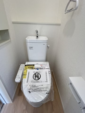 今治市北鳥生　2号棟のトイレ|ちょっとした安らぎを感じられる空間。