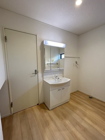 今治市北鳥生　2号棟の独立洗面台|朝の忙しい身支度もスムーズにこなせる明るい洗面スペース。