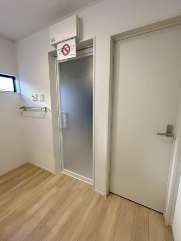 今治市北鳥生　2号棟の脱衣所|洗濯機置き場もゆとりがあり、毎日の家事動線が考えられた設計。