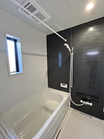 今治市北鳥生　2号棟の浴室|最新の設備でお手入れも簡単なので、いつも綺麗な空間で心地よいバスタイムを過ごせそう。