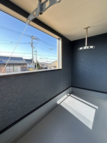 今治市北鳥生　2号棟のバルコニー|南向きで陽当たり良好のバルコニー。お天気の良い日はお洗濯物やお布団も太陽の香りに包まれてふっくら乾きそう。心地よい風を感じながら、ちょっとした外気浴でリフレッシュできる開放的なスペース。