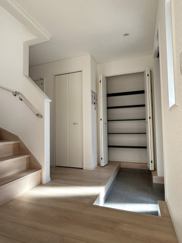 今治市北鳥生　2号棟の玄関|家族の「ただいま」を優しく迎える明るい玄関。