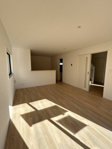 今治市北鳥生　2号棟の居間・リビング|南向きの大きな窓から光が注ぐ15畳以上のLDK。陽当たり良好な広々空間は、お気に入りのソファでゆったりくつろぐのにぴったりで、家族が自然と集まり笑顔でリラックスして過ごせる憩いの場所になる。