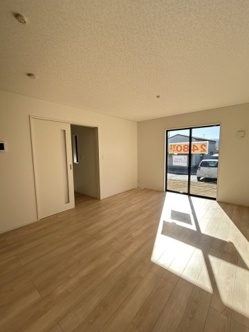 今治市北鳥生　2号棟の居間・リビング|柔らかな光が差し込む落ち着いた寝室。2階建ての独立した空間はプライベートな時間を大切にでき、静かな環境が深い眠りを誘います。お気に入りのインテリアに囲まれて、一日の終わりを穏やかに締めくくれる。