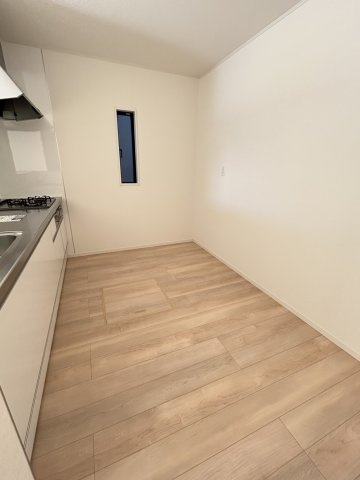 今治市北鳥生　2号棟のキッチン|お掃除しやすいワークトップや豊富な収納が、毎日の献立作りをスムーズにサポート。