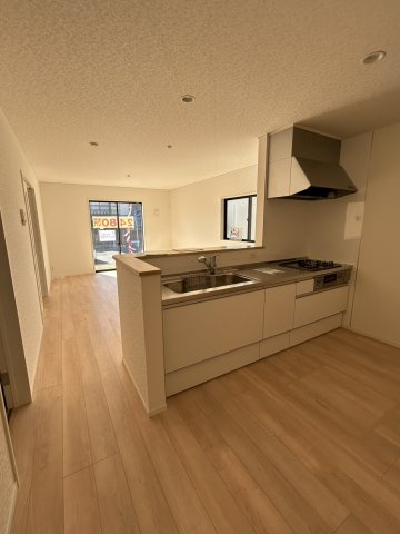 今治市北鳥生　2号棟のキッチン|お料理をしながらリビングの家族と会話が楽しめる、温かな雰囲気の中で過ごせそう。