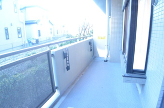【バルコニー】 | パークスクエア浦和（３階） | リビングに続く大きなバルコニーが魅力です。バルコニーではたくさんの洗濯物でも余裕をもって干すことができます。