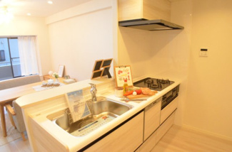 【キッチン】 | パークスクエア浦和（３階） | 家族とのコミュニケーションが取りやすいカウンターキッチン。家族の笑顔が溢れます。
