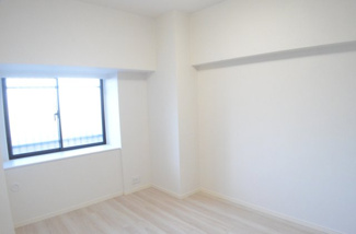 【洋室】 | パークスクエア浦和（３階） | 白を基調とした清潔感ある6.1帖の洋室は主寝室としてお使いいただく事をお薦めします。