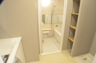 【脱衣所】 | パークスクエア浦和（３階） | 洗面台は大きさ充分！歯磨きやブラッシングなど慌ただしい朝の身だしなみチェックもOKです。