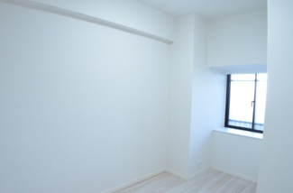 【洋室】 | パークスクエア浦和（３階） | 4.6帖の洋室は子供部屋や第二寝室としてお使いください。
音楽を聴いたり、読書をしたりと趣味のお部屋としてご利用できます。
