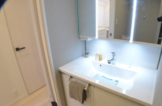 【独立洗面台】 | パークスクエア浦和（３階） | 洗面台は大きさ充分！歯磨きやブラッシングなど慌ただしい朝の身だしなみチェックもOKです。