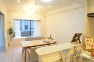 【居間・リビング】 | パークスクエア浦和（３階） | 快適なリビングの条件「陽当たり、通風、開放感」が実現されています。自然なぬくもりが感じられるシンプルで落ち着いた雰囲気のリビングです。