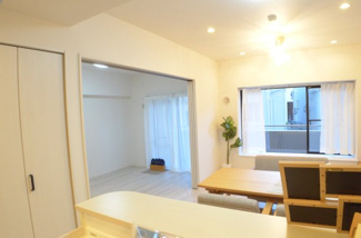 【居間・リビング】 | パークスクエア浦和（３階） | LDK11.62帖+続間洋室！家族の笑顔が集う開放的なリビング。