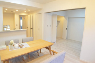 【居間・リビング】 | パークスクエア浦和（３階） | リビングではお客様を招いてホームパーティやティタイムなど楽しみ方も色々です。