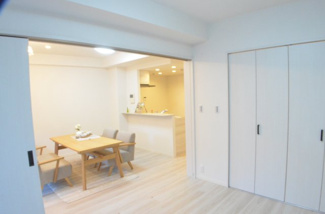 【洋室】 | パークスクエア浦和（３階） | 一人ひとり違う「快適な条件」を実現するため内装はシンプルに統一しています。飾り過ぎず拘り過ぎないデザインです。