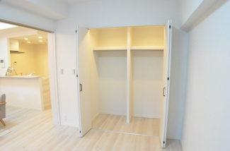 【収納】 | パークスクエア浦和（３階） | 奥行のある収納力抜群のクローゼット。全ての服が見てわかるので選択がしやすいのが何より便利です。