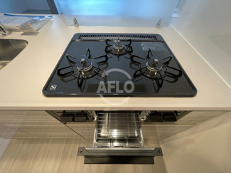 【キッチン】 | S-RESIDENCE堺筋本町Deux | S-RESIDENCE堺筋本町Deux　３口ガスコンロ