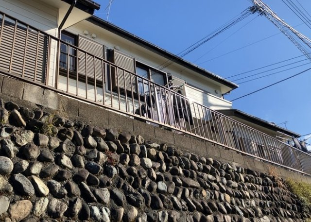 【バルコニー】 | バルコニーは、室外の専用スペースのうち、「屋根がなく開放された空間」であるものを指します。ベランダより広いタイプのものが多く、日当たりもよいため家庭菜園などを楽しみたい人にとって適した環境となります。