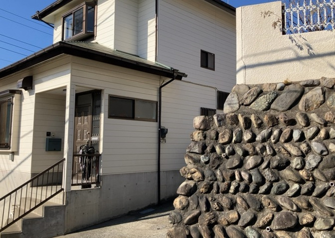 【構造・工法・仕様】 | 木造住宅とは土台、壁、柱など建築物の強度を支える構造体の材に木が使用されている構造を指します。構造体は建物の自重を支えるだけではなく風圧や水圧、積裁荷重などあらゆる衝撃に耐えるための基礎です。