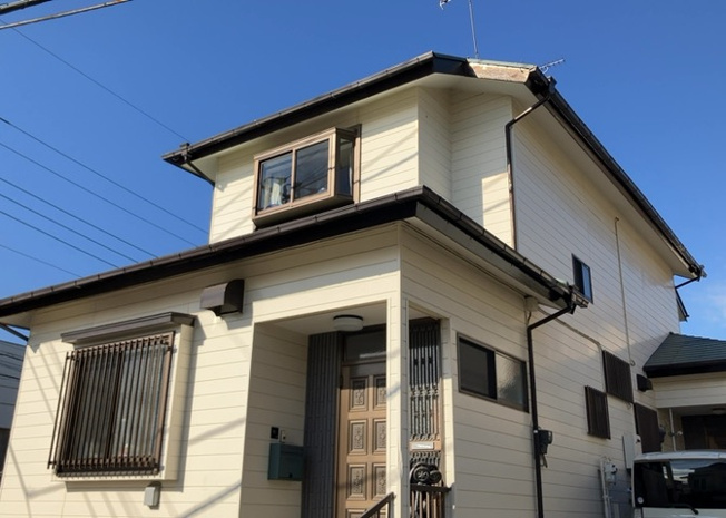 【外観】 | 建物の基礎工事の方法は、主流となっているベタ基礎（防湿基礎）と布基礎の２種類に分類され、床下の通気性や耐久性などに違いがあります。建物の基礎部分の構造や付帯設備など詳細については現地でご確認ください。
