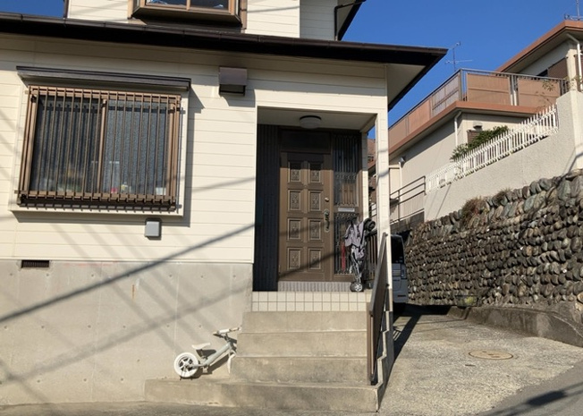 【内装】 | 玄関ポーチにおいて最も重視すべきと言っても良いのが広さです。適切な広さの玄関ポーチでないと外見的なバランスは崩れてしまいますし、何より使いにくくなってしまいますので、現地で実際に下見をしてみましょう！