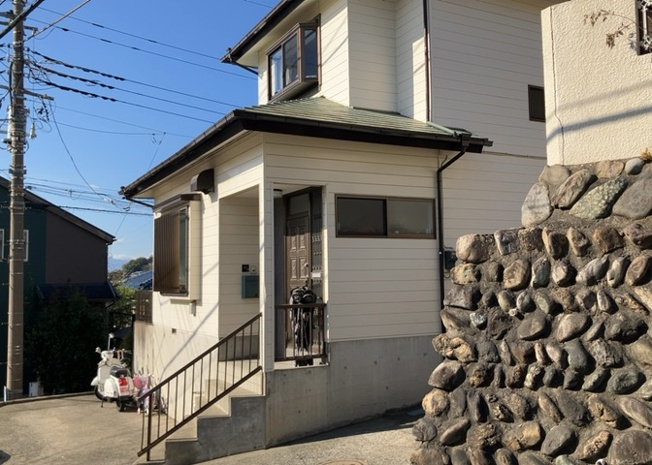 【外観】 | 隣家の土地はどうなっているのか、生活利便施設が近くにあるのか、学校まで近いかなど、お客様のライフスタイルにあわせたイメージが重要です。また、近くにあると困る施設が近くにないかも確認するといいでしょう。
