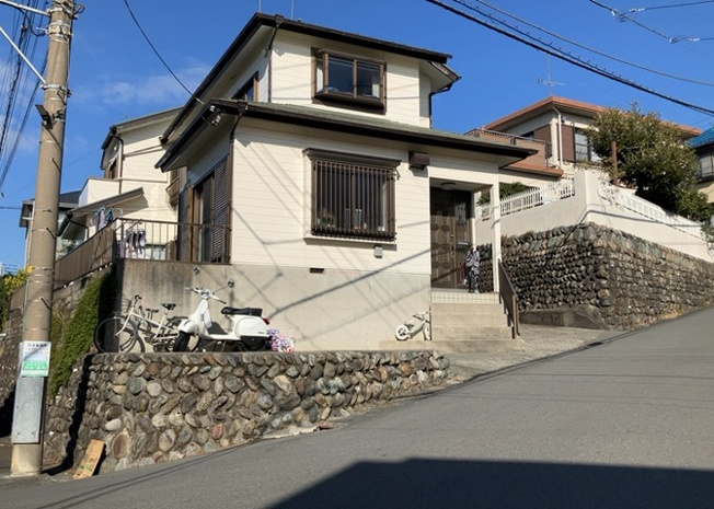 【前面道路含む現地写真】 | 南側道路の場合は長い時間光を入れ込むことができるため、庭やリビングを道路側に持ってくることが多く土地価格も高い傾向にあります。一方北側道路だとリビングや庭が南側になりプライバシーを守ることができます。