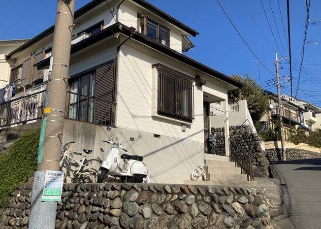 【前面道路含む現地写真】 | 東側道路の場合は居室を南向きに設計しやすいため、朝日が入りやすいというメリットがあります。一方、西側道路も東側同様に居室を南向きに設計しやすいのですが、住宅地だと朝日が入りにくいという弱点があります。