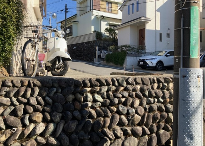 【駐車場】 | 車一台あたりに必要なスペースは、標準サイズの普通自動車で横幅2m50cm、長さ5mは必要になります。ただし、乗降のことも考慮して横幅3m30cm、長さ5m50cmほどは確保できるところを選びましょう。