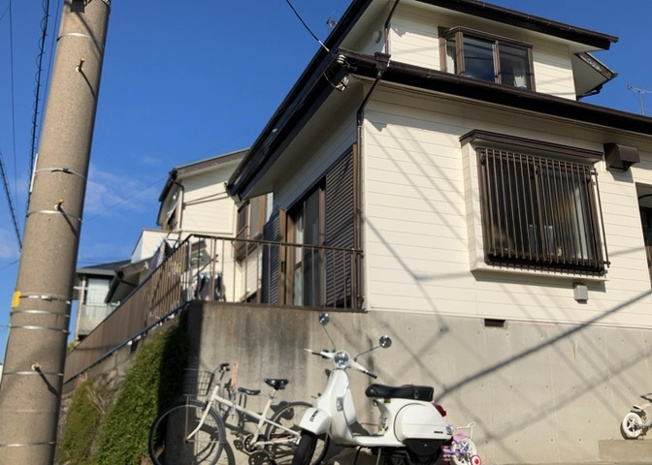 【庭】 | 庭のある家に住むことのメリットとして、子どもたちの遊び場を確保できること、ガーデニングや家庭菜園を楽しめること、明るさを確保できることがあります。また、配置を工夫することでプライバシーが確保できます。