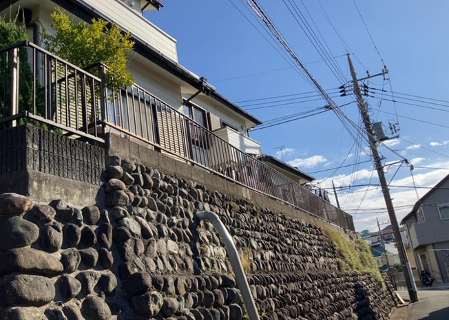【バルコニー】 | バルコニーは、建物内から室外へ楽に出入りできる便利なスペースです。また、バルコニーには手すりを付けることが義務付けられており、手すりの高さは110cm以上で施工することが建築基準法で定められています。