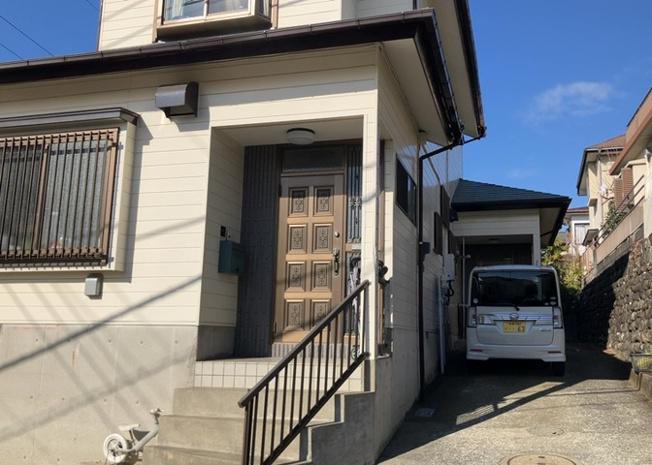 【玄関】 | 玄関は家の顔と言っても過言ではありません。現地を見学する際は玄関の広さや全体のバランスなどを見てみるといいでしょう。一般的なアプローチのしやすさだけではなく、お年寄りにも優しい設計のものだと安心です。