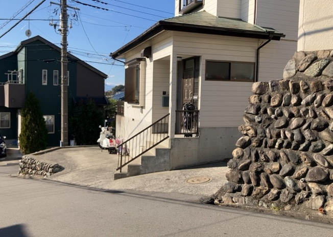 【前面道路含む現地写真】 | 住宅用の土地では前面道路に2m以上接していなければならないと法律で定められています。しかし、お持ちの車のサイズやライフスタイルなどにより、2mでは利便が悪い場合もございますので、事前に確認しましょう。