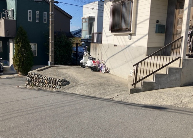 【前面道路含む現地写真】 | 道幅が広い場所は日当たりや風通が良好です。幅が広いのですれ違いも可能ですし大きな車でも駐車可能！一方で、大型車が通ることも多くなるため交通量の増加により騒音に繋がります。また土地の値段が高くなります。
