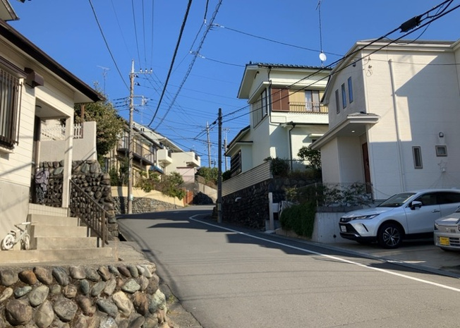 【展望】 | 桜や紅葉の名所に出かける人は多いと思いますが、家にいながら季節の移ろいを感じる生活を送りませんか？リビングや窓から見える景色が生活を彩るワンポイントに！現地から見える景色を堪能してみては如何でしょう。