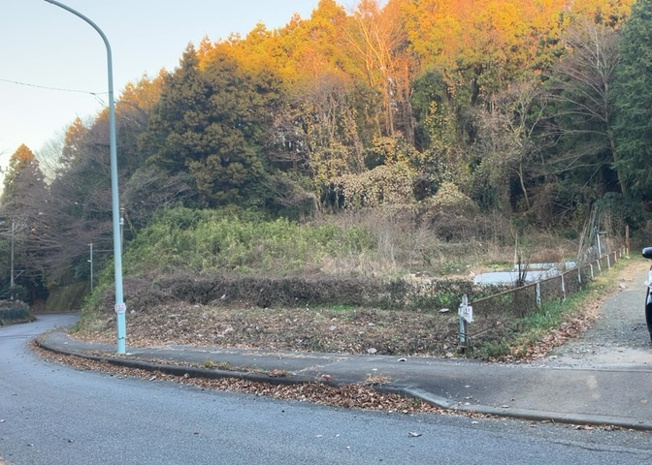 【外観】 | 隣家の土地はどうなっているのか、生活利便施設が近くにあるのか、学校まで近いかなど、お客様のライフスタイルにあわせたイメージが重要です。また、近くにあると困る施設が近くにないかも確認するといいでしょう。