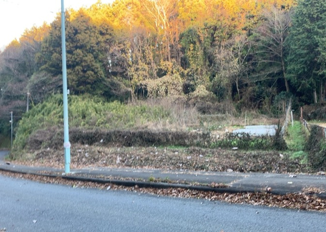 【外観】 | 土地購入を検討されている場合、境界杭がない状態で購入してしまうと境界確定測量をする必要があり、費用がかかります。購入の前に、売主、隣土地所有者立ち合いのもと境界を確定し境界杭を設置するのがベストです。