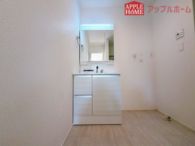 【新築住宅】行田市桜町 全1棟の独立洗面台|三面鏡付きの洗面化粧台ですので、たっぷりと収納いただけます。白を基調とした清潔感のある快適空間です。毎日の身支度も気持ち良くお使い頂けます！！