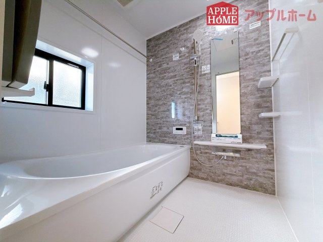 【新築住宅】行田市桜町 全1棟の浴室|窓付きのバスルームは、採光もあり明るく気持ちの良い空間です。窓があることで、換気環境も良好。掃除もスムーズに出来ます
