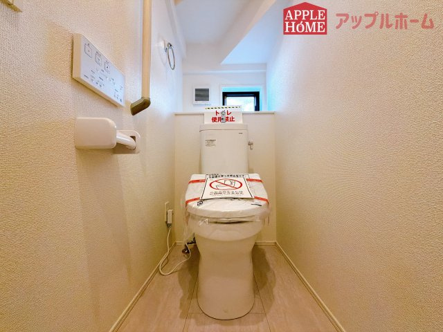【新築住宅】行田市桜町 全1棟のトイレ|白を基調とした清潔感のある明るい空間。温水洗浄便座付きで、毎日快適・清潔に使用できます。操作しやすい壁面リモコンを採用しています。