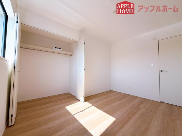 【新築住宅】行田市桜町 全1棟の洋室|２階居室は全室収納あり！たっぷりある収納活用でお部屋もキレイを保てます♪