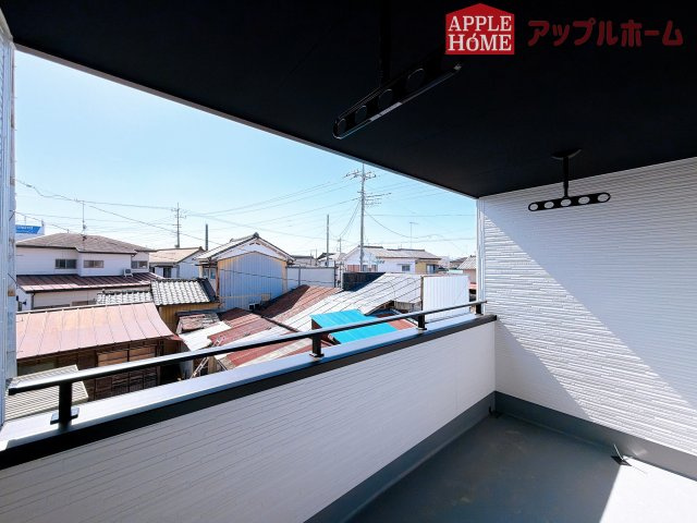 【新築住宅】行田市桜町 全1棟のバルコニー|インナーバルコニーで突然の雨でも安心♪直射日光を防げるので、紫外線を気にせず自然の光や風を感じながら日光浴もできちゃいます♪